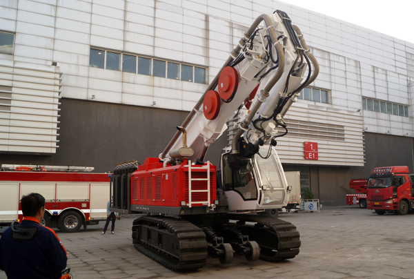 18米多功能破拆灭火机器人